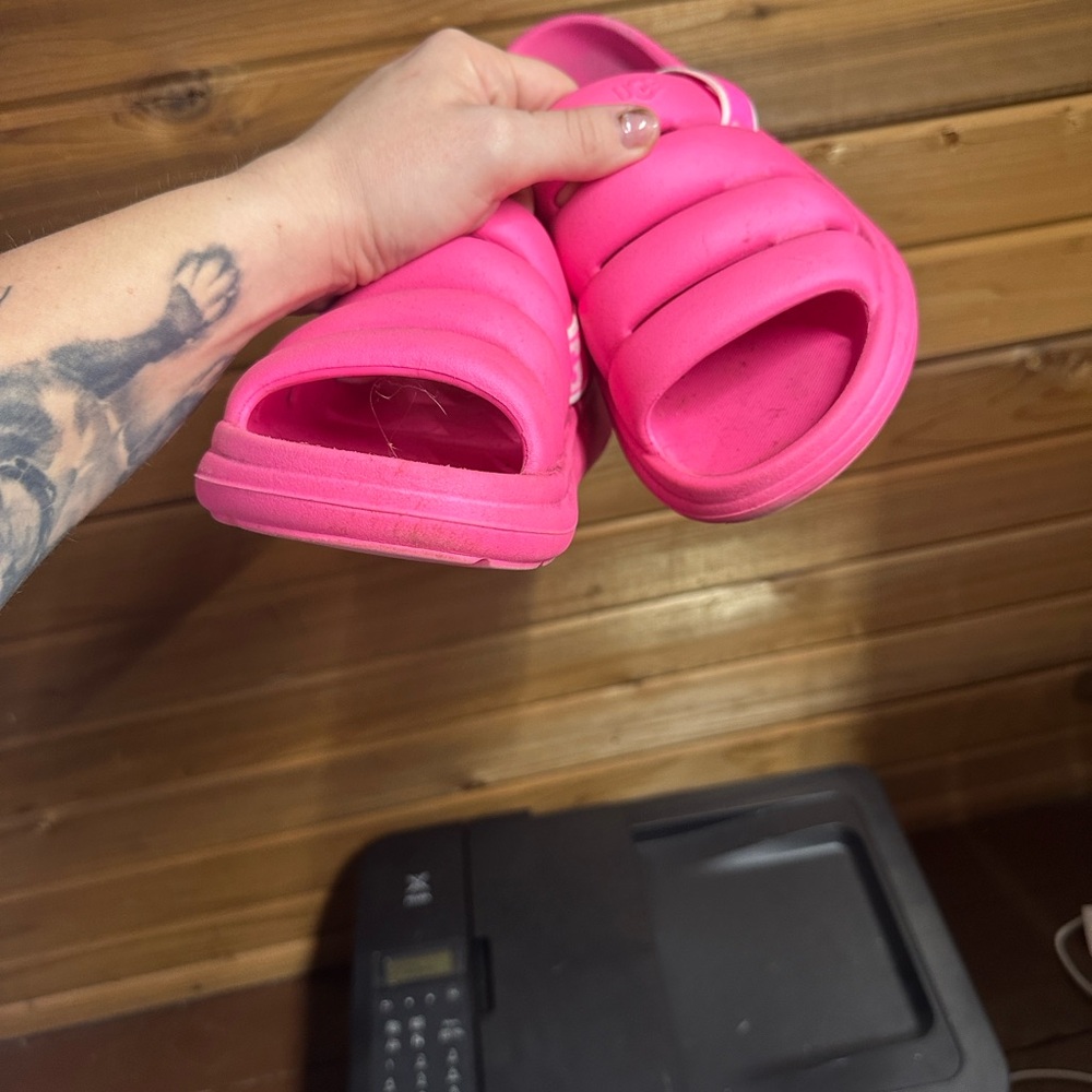 UGG women’s 8/9 Bright Pink foam sandals with back strap - Picture 4 of 4